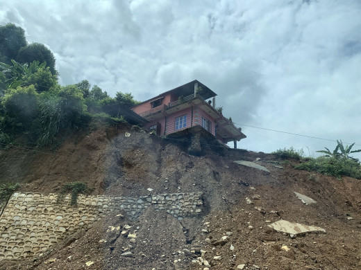 सडक विस्तार हुँदा पहिरोको जोखिममा घरहरू